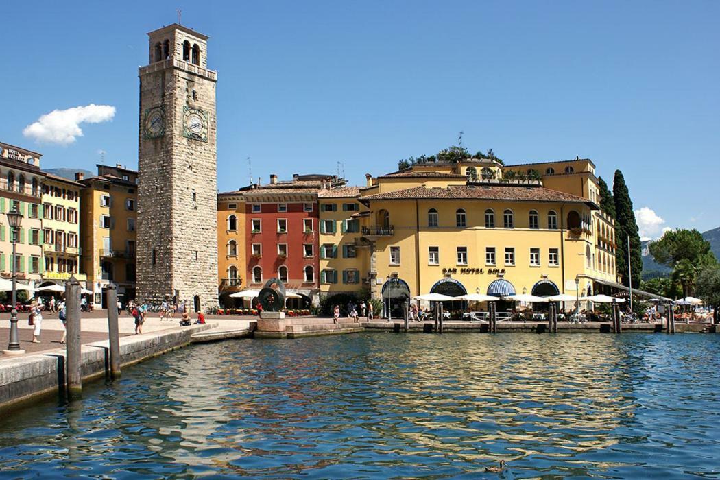 Antica Casa Alboletta - Appartamento Frida Kahlo Riva del Garda Bagian luar foto